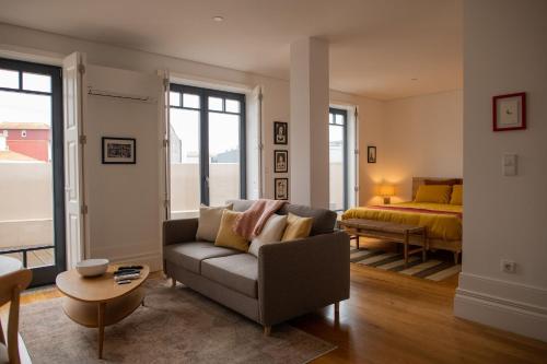 Spacious Studio w/ Balcony & AC by LovelyStay, Porto
