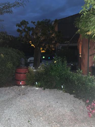 Garden, Les dahlias appartement 4 personnes Jacuzzi Barbecue Jardin arbore Climatise in Agde City Center