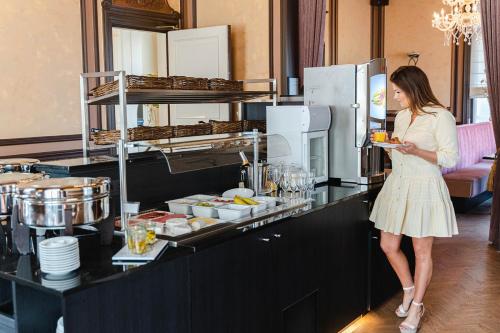 Golden Tree Hotel - image 5