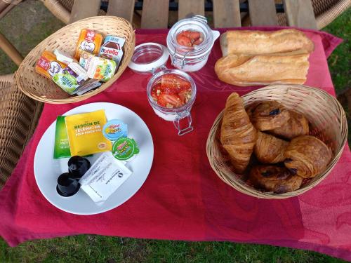 Food and beverages, Cabane suspendue dans les arbres in Villebon-sur-Yvette