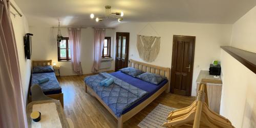 1 king bed, 1 twin bed