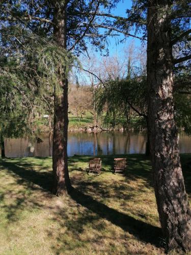 La CABANE AUX ECREVISSES - LES PIEDS DANS L'EAU gîte à louer Châteauneuf-les-Bains