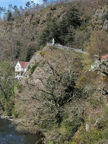 La CABANE AUX ECREVISSES - LES PIEDS DANS L'EAU in Chateauneuf-Les-Bains