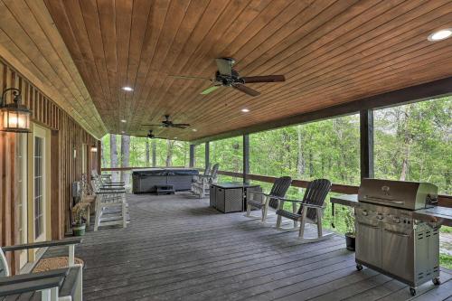 Hendersonville Cabin with Deck and Mountain Views in Hendersonville, USA