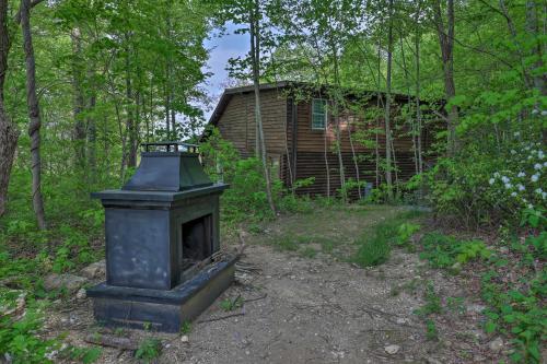 Hendersonville Cabin with Deck and Mountain Views in Hendersonville, USA
