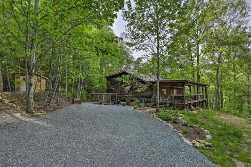 Hendersonville Cabin with Deck and Mountain Views in Hendersonville, USA