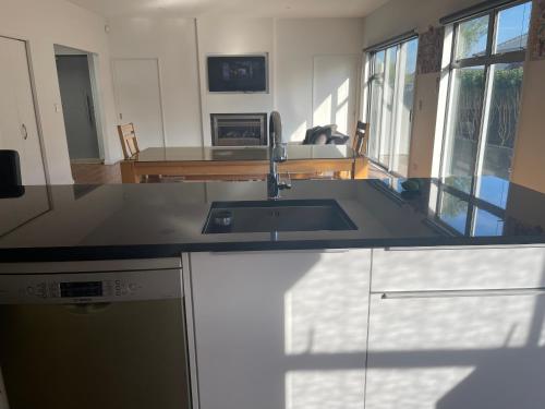 مطبخ, Stunning park side holiday home in Wigram