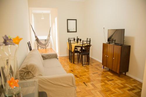 APARTAMENTO CONFORTÁVEL EM COPACABANA