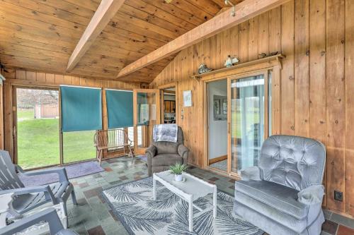 Tasteful Country Home on 5 Acres ~ 3 Mi to Lake! in 普特尼 (VT)
