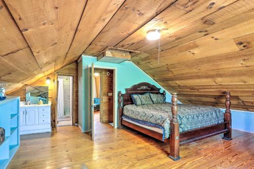 Charming Cottage with Deck in Blue Ridge! in Blue Ridge, USA