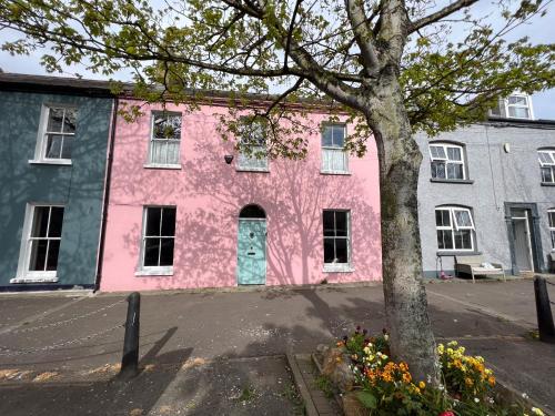 Unique Townhouse with Large Garden down to the Sea gîte à louer Ballyculter