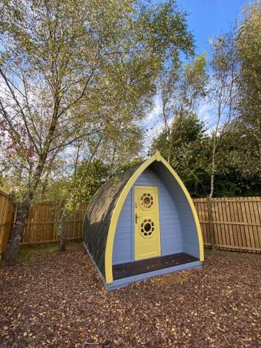 Cosy Forest Pod with Wood Fired Hot Tub & Fire Pit