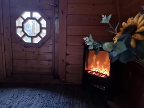 Cosy Forest Pod with Wood Fired Hot Tub & Fire Pit in Stalmine
