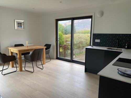 Lyn leven cottages in Ballachulish