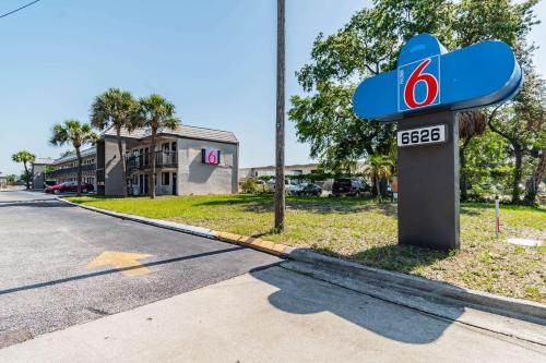 Motel 6 Tampa" Near Fairgrounds - Casino in East Lake - Orient Park