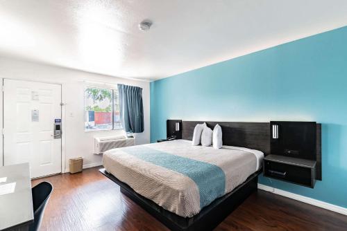 King Room - Disability Access - Non-Smoking