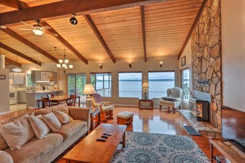 B&B Shelton - Quiet Beachfront Family Home with Mt Rainier Views! - Bed and Breakfast Shelton