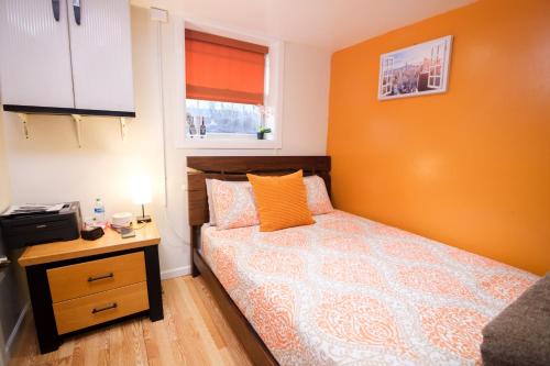 Elegant 2 Bedroom Suite w Modern Amenities detail