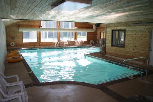 Swimming pool, Mackinaw Beach and Bay Inn & Suites in Mackinaw City (MI)
