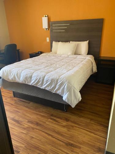 Econo Lodge - image 10