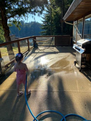 Cozy 2 bedroom cabin next to trails and beaches. in Pender Island, Canada