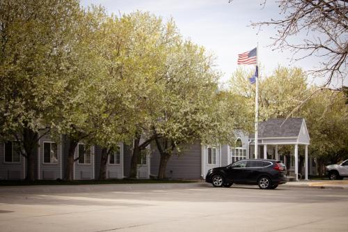 . Monument Inn & Suites