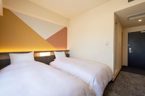 Twin Room - Non-Smoking image 5