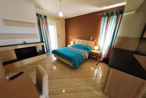 1 queen bed, 1 twin bed, 2 sofa beds