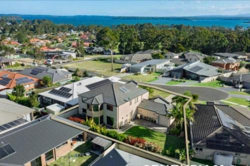 Beautiful 5 bedroom house in Jervis Bay