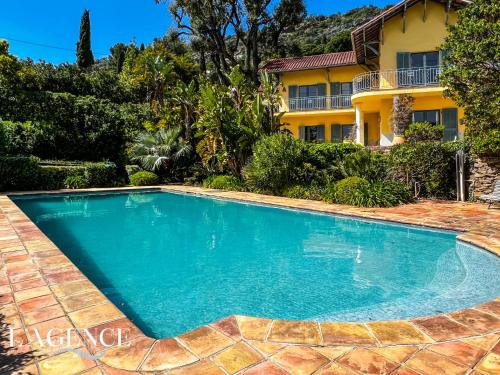 Grande villa avec piscine et jardin au Rayol Canadel gîte à louer Rayol-Canadel-sur-Mer