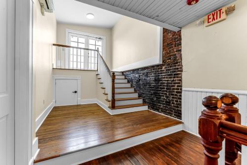The Elm Street Suite - Top Floor Downtown Greensboro - Close to Major Attractions