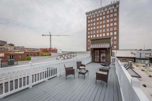 The Elm Street Suite - Top Floor Downtown Greensboro - Close to Major Attractions