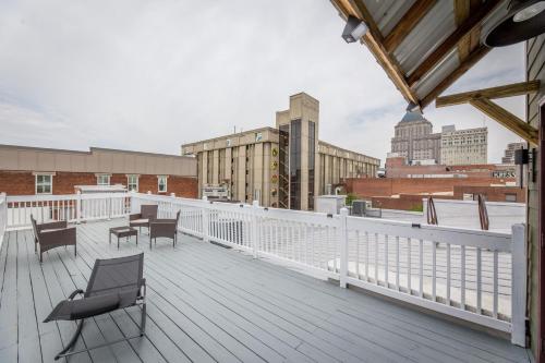 The Elm Street Suite - Top Floor Downtown Greensboro - Close to Major Attractions
