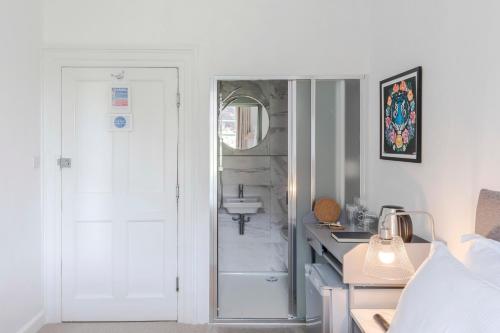 4 Berkeley Square I Boutique Apartments Room Type - Deluxe Double Room