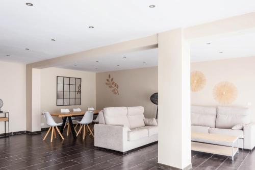 Deluxe Apartment with Sea Views image 2