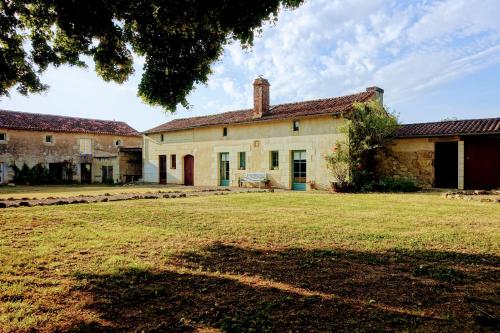 B&B Bouillé-Loretz - Closerie Les Roches - Charming and spacious 2 bedroom cottage - Bed and Breakfast Bouillé-Loretz