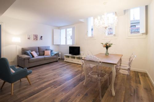 2 bedrooms, 4 beds