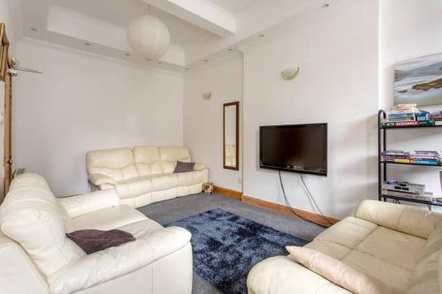 JOIVY 3 bed flat in Old town, close to Grassmarket, Edinburgh (photo 3)