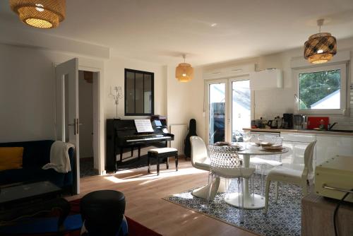 Maison de ville mitoyenne d'un côté entièrement. gîte à louer Mellac