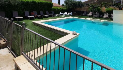 L'Ostal Saint Hilaire d'Ozilhan - Bed & Breakfast in Saint Hilaire D'Ozilhan