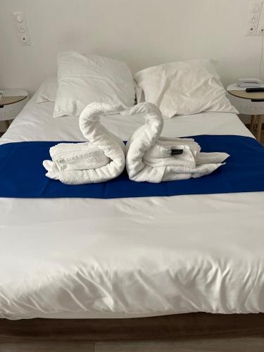 Hôtel Le Castel Louis Vichy hotel studio - image 2