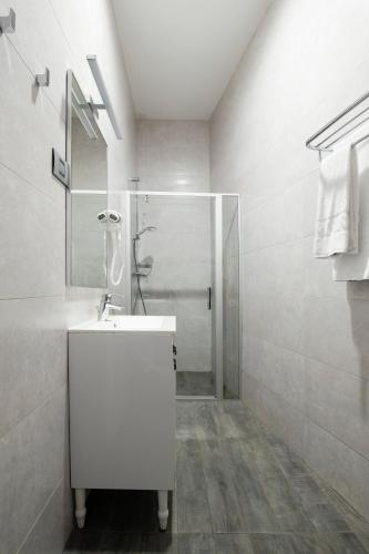 Deluxe Double Room with Balcony image 10