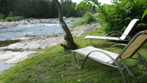 Au bord de l'eau gîte à louer Ucel