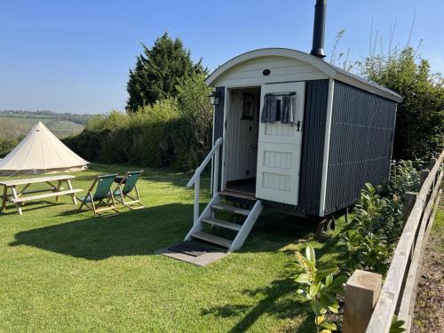 Home Farm Shepherds Hut with Firepit and Wood Burning Stove - Hotel - High Wycombe