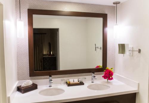 Bathroom, Crystal Cove by Elegant Hotels - All-Inclusive in Saint James