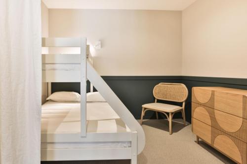 1 queen bed, 2 bunk beds