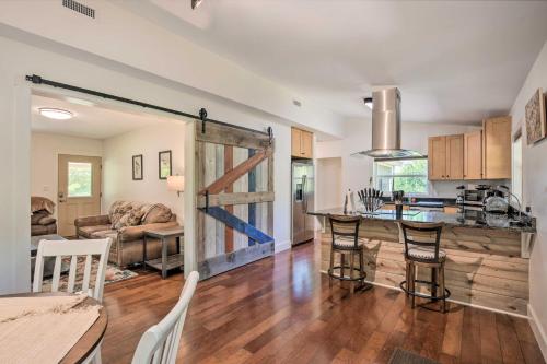 Cozy Cottage Yard and Deck, Walk to Downtown! in Central, USA