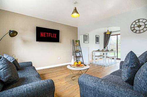 Walnut House with Free Parking, Fast Wifi and Smart TVs by Yoko Property gîte à louer Political Warfare Executive, Blue Plaque