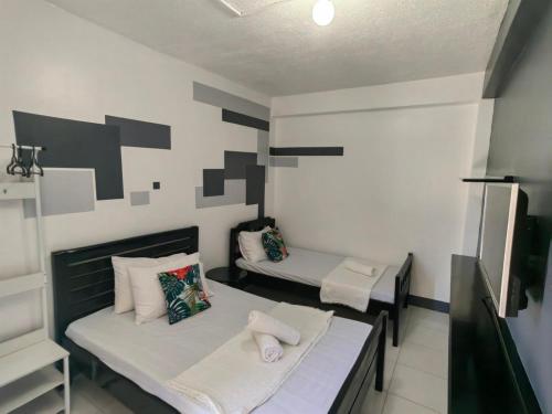 1 double bed, 1 twin bed