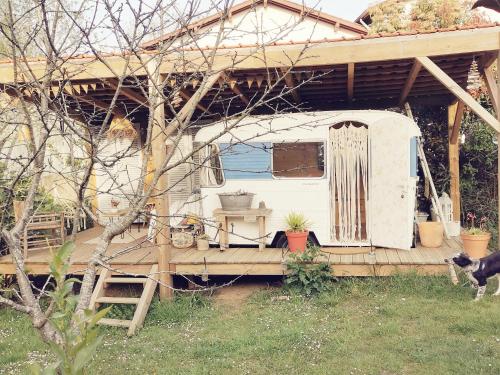 GÎTE AZKENDANTZA 2a6 PERS AVEC CARAVANE INSOLITE